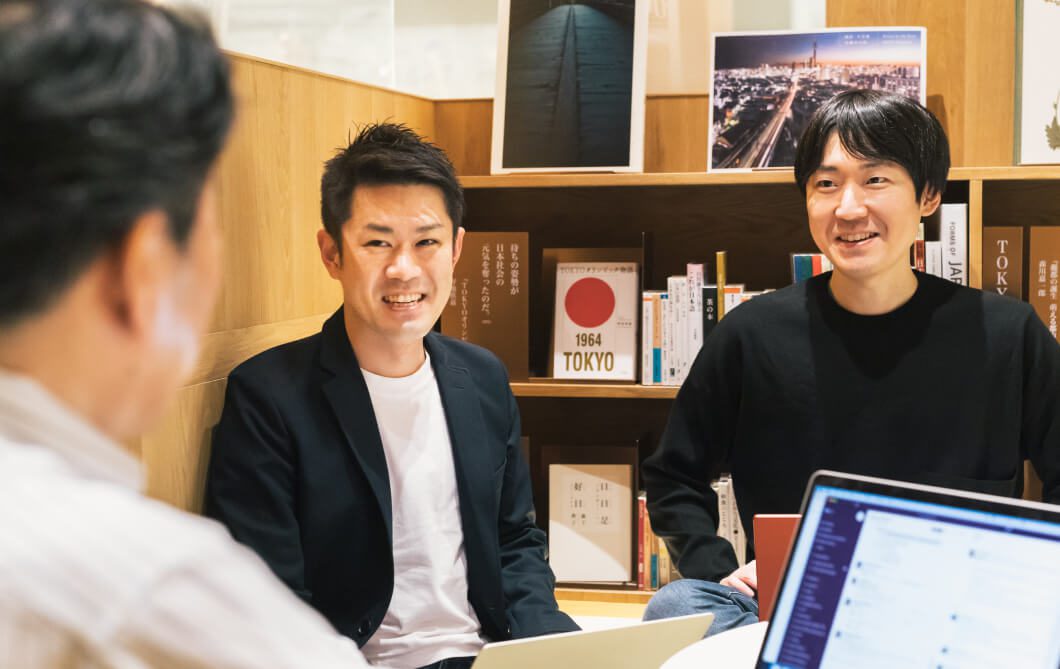 ミーティング中のメンバー